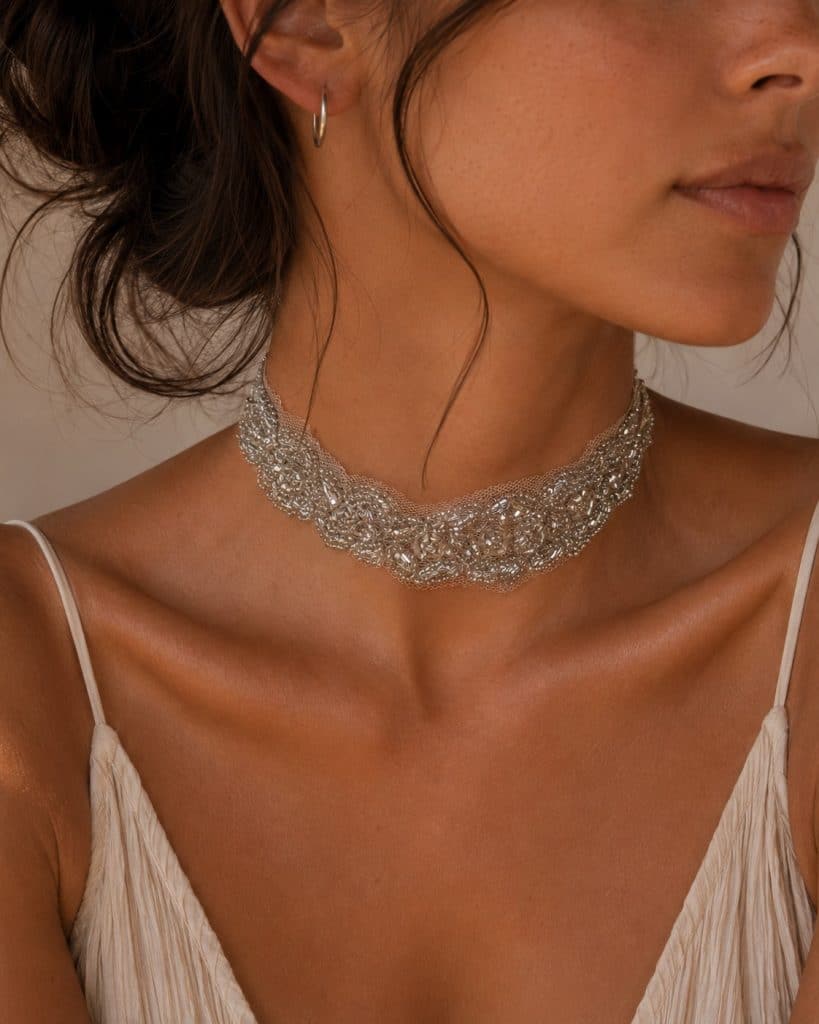 Choker joya tipo gargantilla de encaje bordado con pedrería y cristales, modelo Zoa – Traselvelo