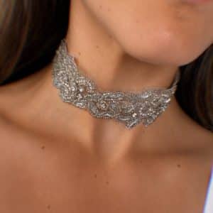 Choker joya tipo gargantilla de encaje bordado con pedrería y cristales, modelo Zoa – Traselvelo