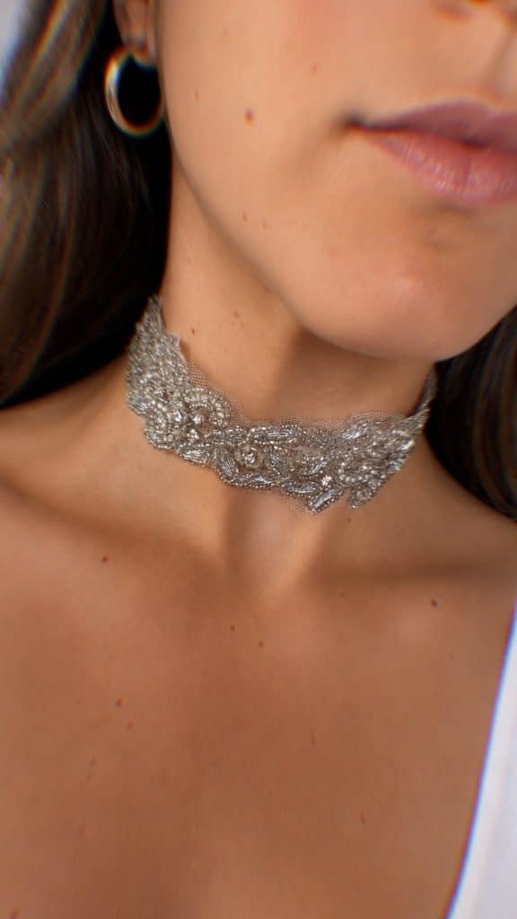 Choker joya tipo gargantilla de encaje bordado con pedrería y cristales, modelo Zoa – Traselvelo